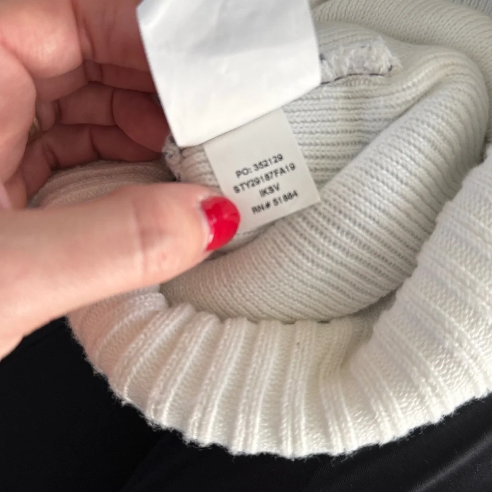 Patagonia Powder Town Pom Pom Beanie Blue, white and Gray NEW Gender Neutral